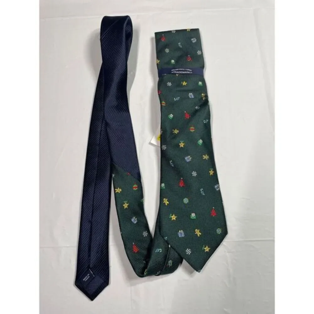 Roundtree & Yorke Christmas Holiday Tie Green Blue Festive Novelty Men's Necktie